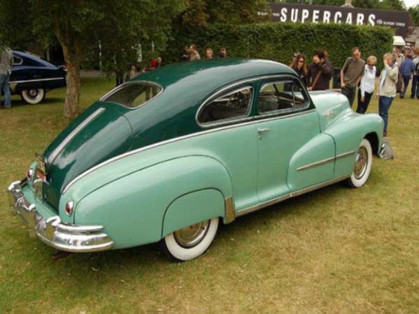 फाइटर जेट जैसी बनी इन कारों को देख हैरान हो जायेंगे 