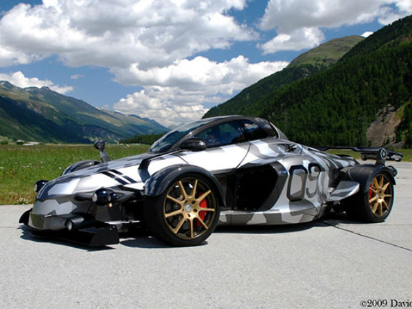 फाइटर जेट जैसी बनी इन कारों को देख हैरान हो जायेंगे 