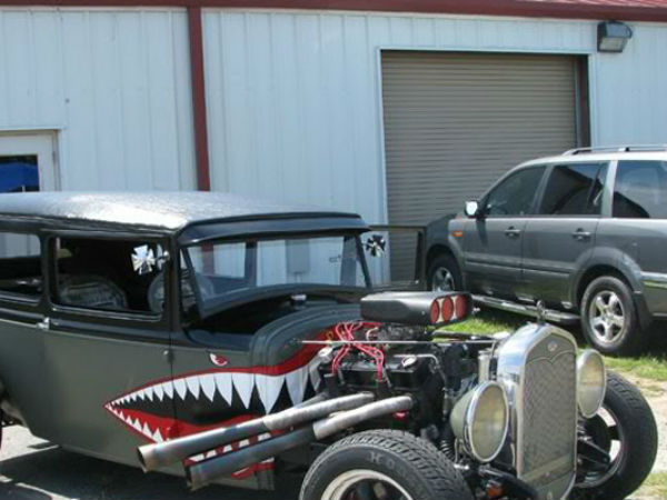 फाइटर जेट जैसी बनी इन कारों को देख हैरान हो जायेंगे 