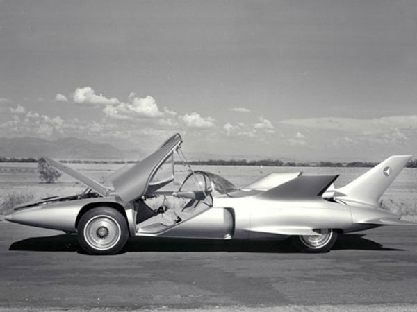 फाइटर जेट जैसी बनी इन कारों को देख हैरान हो जायेंगे 