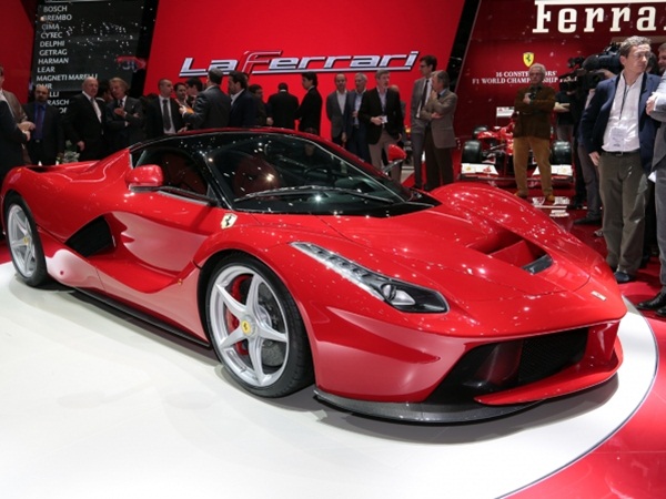 जेनेवा मोटर शो की हॉट कारें और सेक्‍सी बेब्‍स 