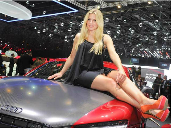 जेनेवा मोटर शो की हॉट कारें और सेक्‍सी बेब्‍स 
