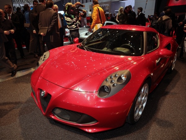 जेनेवा मोटर शो की हॉट कारें और सेक्‍सी बेब्‍स 