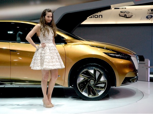 जेनेवा मोटर शो की हॉट कारें और सेक्‍सी बेब्‍स 