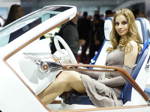 जेनेवा मोटर शो की हॉट कारें और सेक्‍सी बेब्‍स 