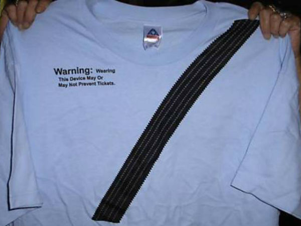 ट्रैफिक पुलिस को धड़ल्‍ले से बेवकूफ बना रहीं हैं ये टी-शर्टें