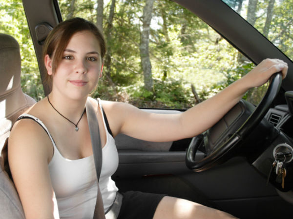 ट्रैफिक पुलिस को धड़ल्‍ले से बेवकूफ बना रहीं हैं ये टी-शर्टें