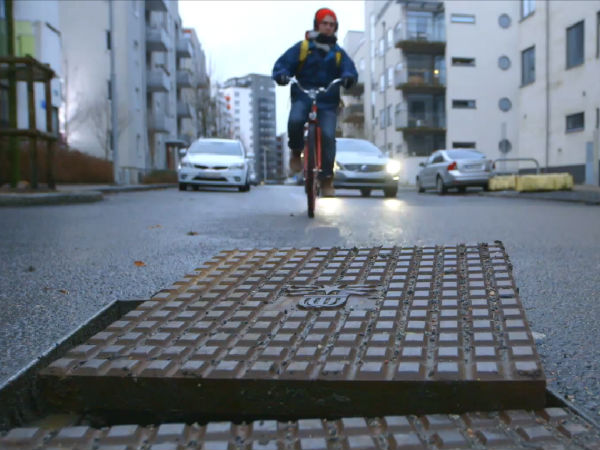 सड़क पर साइकिल चालक को देख रूक जायेगी कार सड़क पर साइकिल चालक को देख रूक जायेगी कार