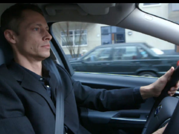 सड़क पर साइकिल चालक को देख रूक जायेगी कार सड़क पर साइकिल चालक को देख रूक जायेगी कार