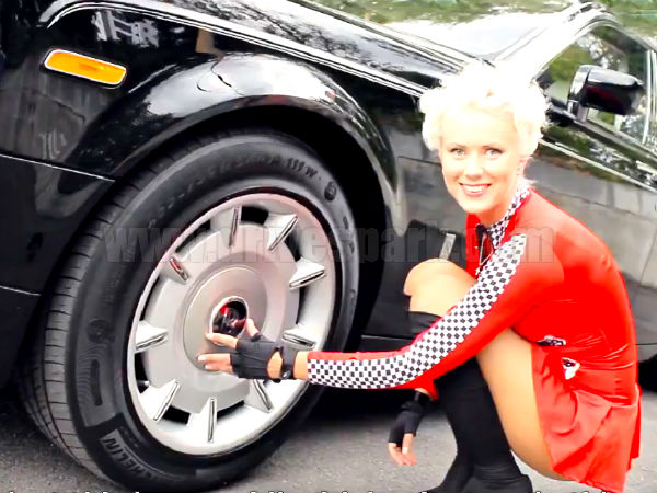 प्‍ले ब्‍वॉय मॉडल ने कार शो में मचाई धूम 