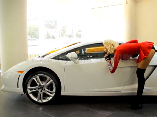 प्‍ले ब्‍वॉय मॉडल ने कार शो में मचाई धूम 