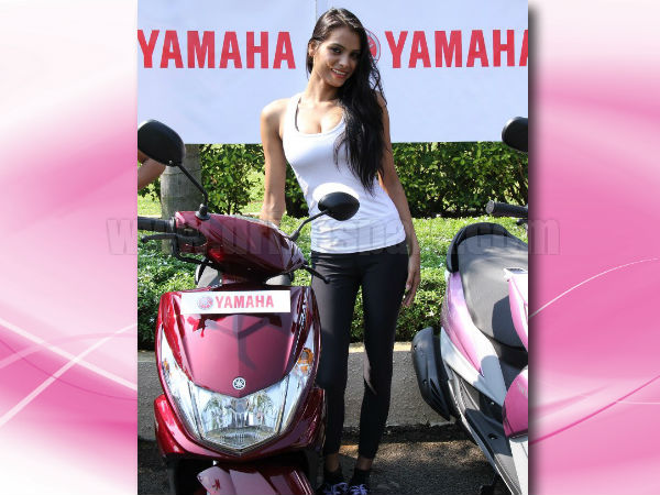 यामहा रे के साथ फेमिना मिस इंडिया के बालायें