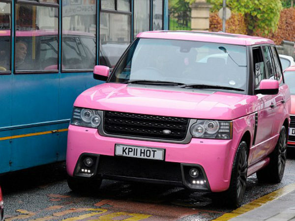 सेक्‍सी कैटी प्राइज बेचना चाहती हैं अपनी पिंक एसयूवी 