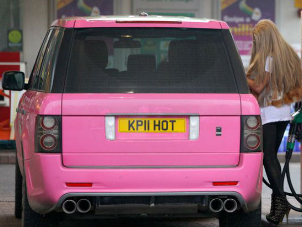 सेक्‍सी कैटी प्राइज बेचना चाहती हैं अपनी पिंक एसयूवी 