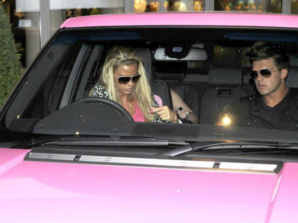 सेक्‍सी कैटी प्राइज बेचना चाहती हैं अपनी पिंक एसयूवी 