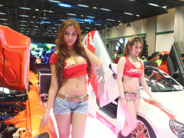 मनीला इंटरनेशनल ऑटो शो की हॉट बेब्‍स 