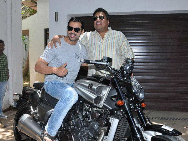 जॉन ने संजय गुप्‍ता को दी यह शानदार बाइक 