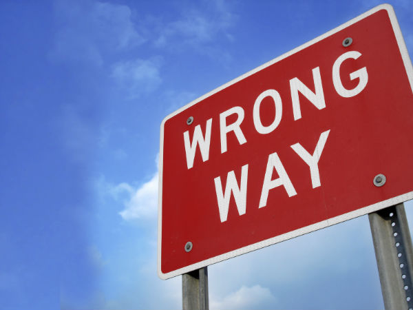 गलत दिशा में वाहन चलाना 