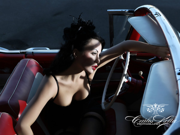  बेहतरीन कारों के साथ हॉट बेब्‍स का जलवा 