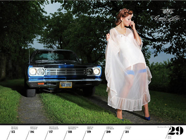  बेहतरीन कारों के साथ हॉट बेब्‍स का जलवा 