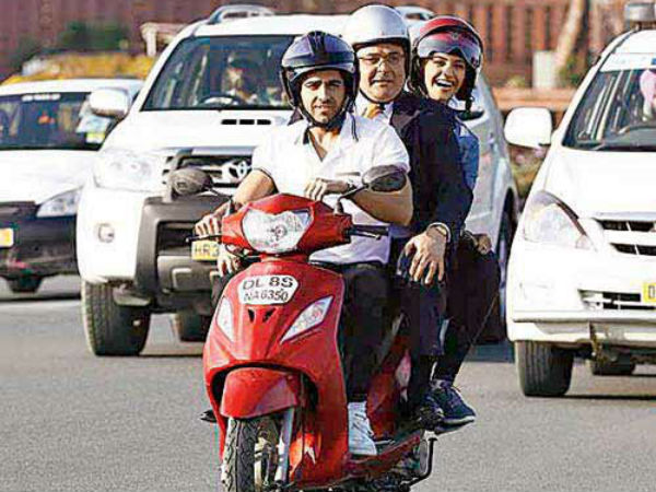 अयुष्‍यमान और सोनम की स्‍कूटर 