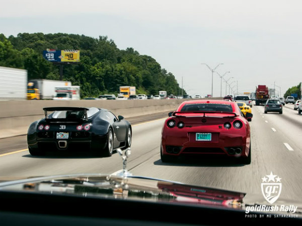  रेसिंग ट्रैक पर रफ्तार के जंगियों की भीड़ 