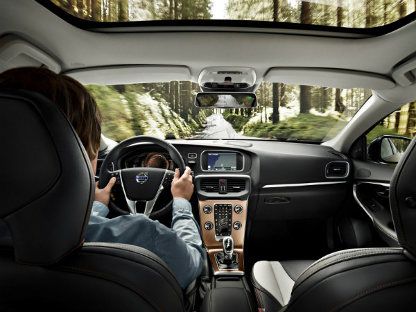 आधुनिक फीचर्स से लैस कार का इंटीरियर 