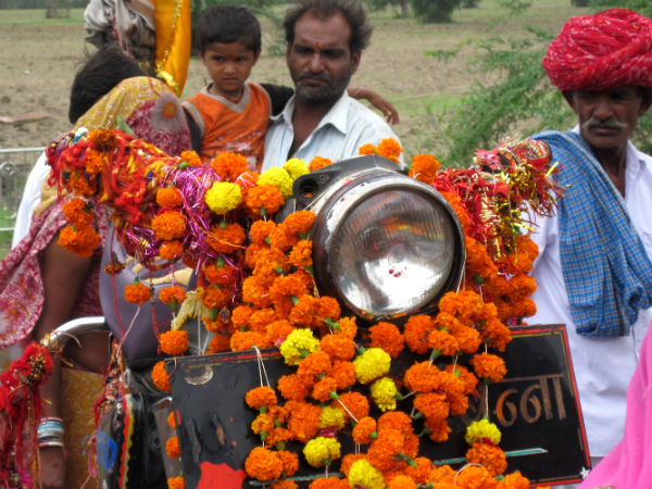 आखिर लोग इस बुलेट की क्‍यों करतें हैं पूजा