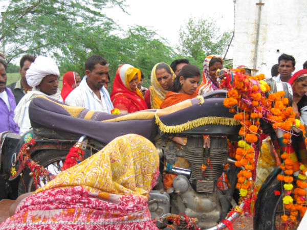आखिर लोग इस बुलेट की क्‍यों करतें हैं पूजा