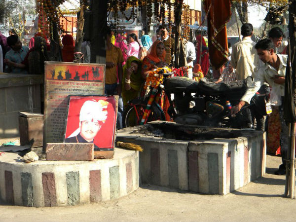 आखिर लोग इस बुलेट की क्‍यों करतें हैं पूजा