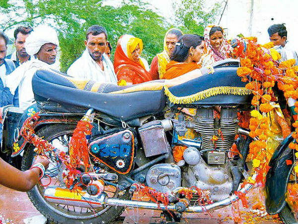 आखिर लोग इस बुलेट की क्‍यों करतें हैं पूजा