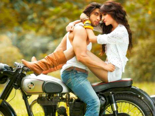 हॉट अनुष्‍का की सेक्‍सी सवारी रैंज रोवर