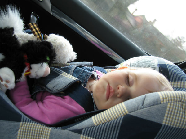 बंद कार में कभी ना छोड़ें अपने बच्‍चे 