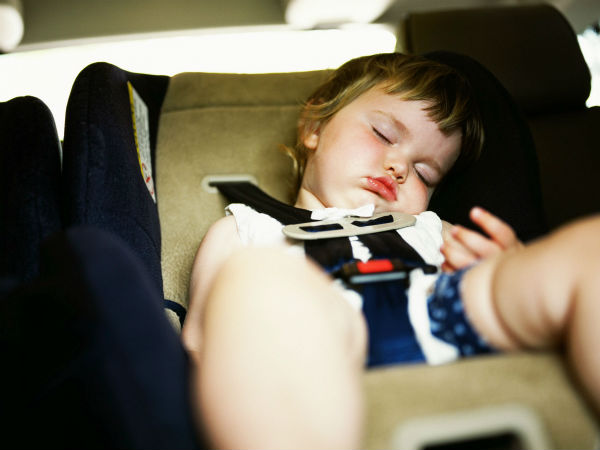 कार में कभी ना छोड़ें अपने बच्‍चे 