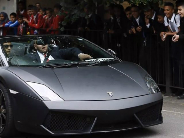 स्‍कूल में पहुचें सुपरकार से, मच गया धमाल 