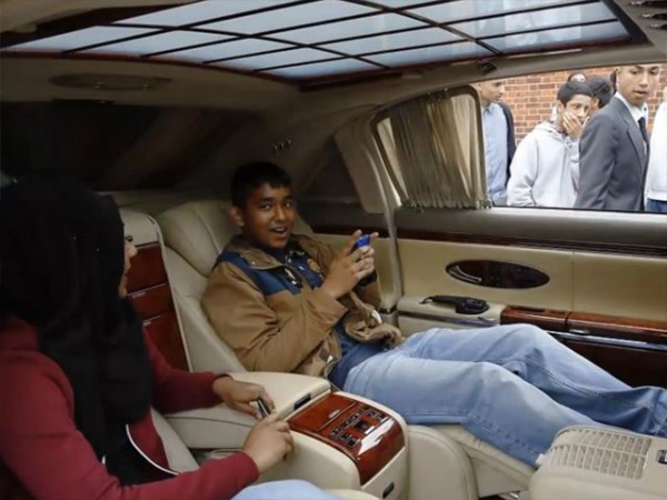 स्‍कूल में पहुचें सुपरकार से, मच गया धमाल 