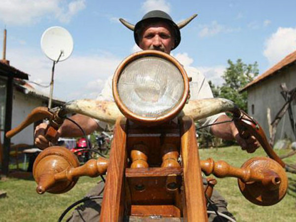 लकड़ी के बने ये कारें और बाइक देख दंग रह जायेंगे