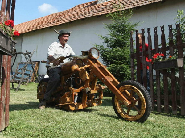 लकड़ी के बने ये कारें और बाइक देख दंग रह जायेंगे