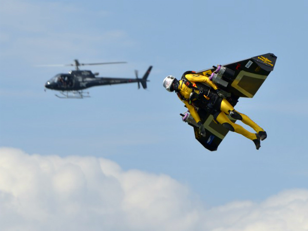 जेट विमान से भी तेज उड़ता है यह इंसान 