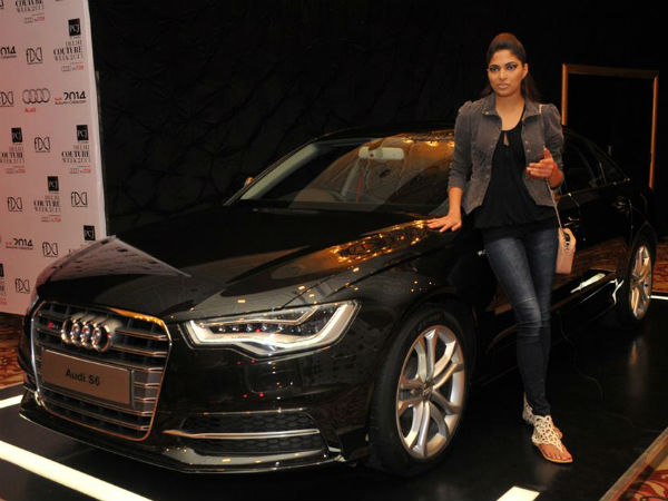 ऑडी एस6 के साथ एक मॉडल 