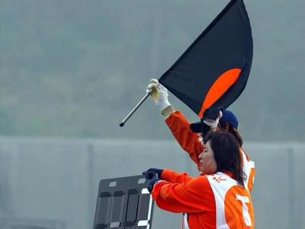 काले झंडे में नारंगी वृत्‍त (सर्किल)