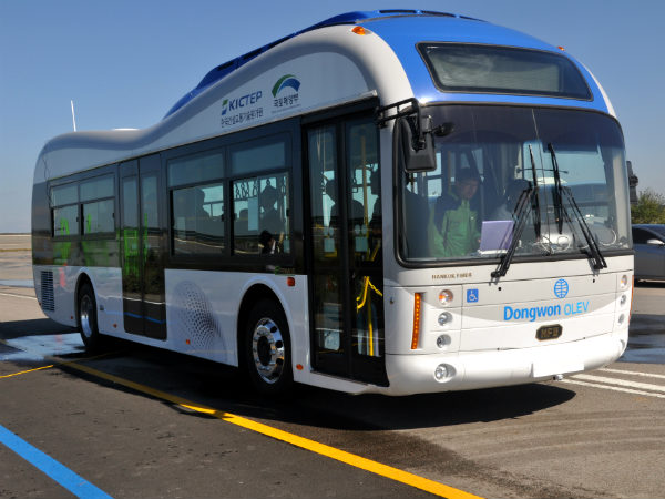 सड़क से चार्ज होती है यह बस 