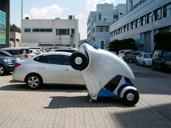 New Electric Car Armadillo-T Can Fold Itself In Half