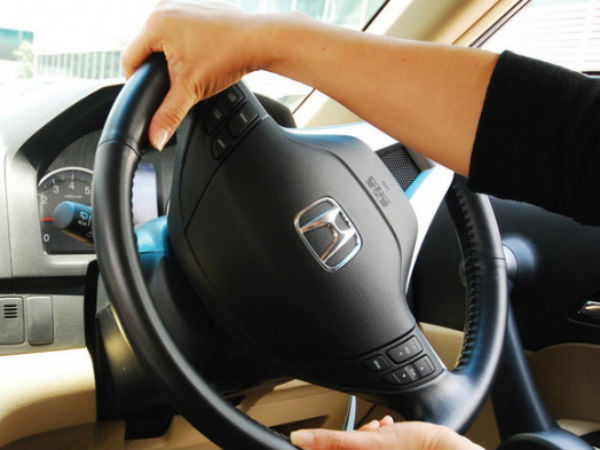 टर्न के दौरान हाथ उपर : गलत 