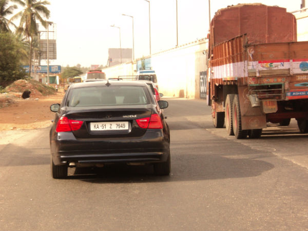 बड़े वाहनों से दूरी 