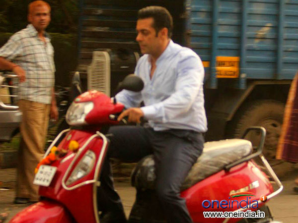 Salman Khan Driving Suzuki Bikes In Movie Jai Ho 