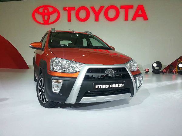टोयोटा इटिओस क्रॉस का एग्रेसिव लुक