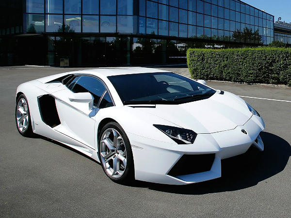 लेम्‍बोर्गिनी अवेंटाडोर (Lamborghini Aventador)