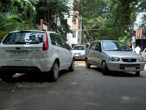 खाली स्थान पर कार को बैक करना