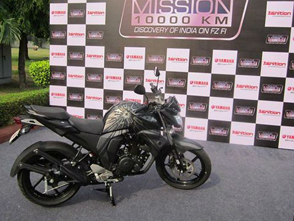 यामहा ने एफजेड-एस का विशेष 2.0 संस्करण जॉन अब्राहम को भेट किया